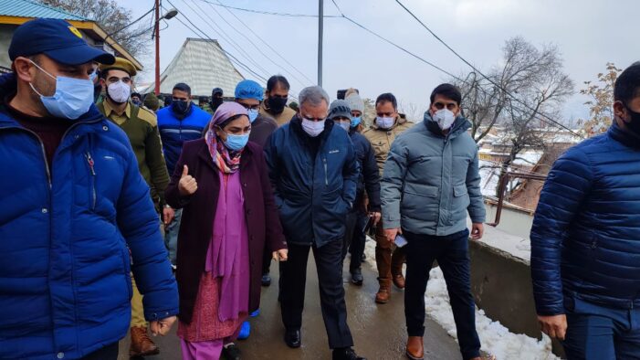 Advisor Farooq Khan visits Govt hospitals to review Covid preparedness