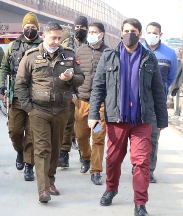 DC Srinagar oversees implementation of weekend restrictions