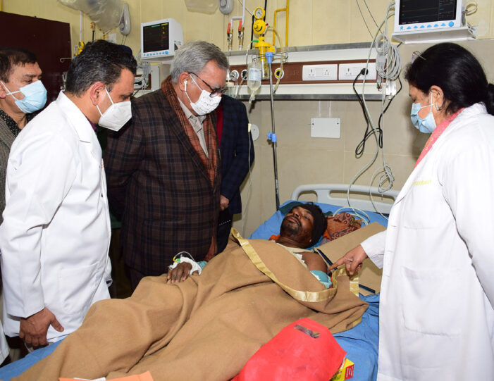 Farooq Khan visits GMC Jammu; meets injured of Ramgarh mishap