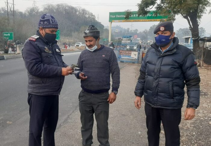 Jammu Traffic Cops Return Lost Wallet Containing Cash, Other Important Documents to Owner