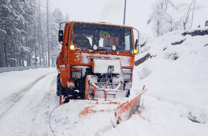 Kashmir braces for major snow spell from today, night temp drops Kashmir braces for major snow spell from today, night temp drops