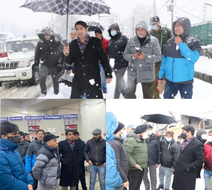 DC Srinagar tours City areas; oversees Snow clearance, Power restoration