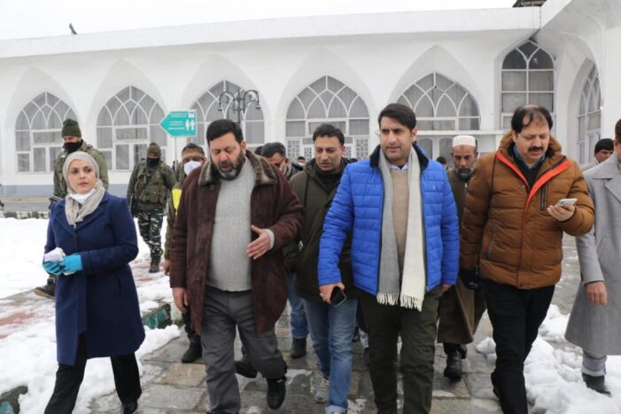 DC Srinagar visits Dargah Hazratbal to oversee arrangements for Meraj-un-Nabi (SAW)