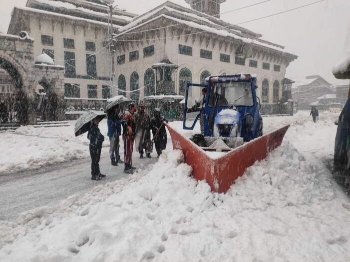 Moderate to heavy snowfall in Kashmir, weather to improve from afternoon: MeT