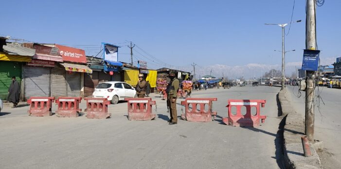 Weekend curfew; disrupt life and business in Srinagar