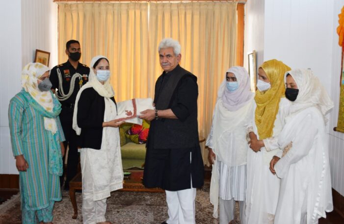 SHG members from Bandipora call on Lt Governor
