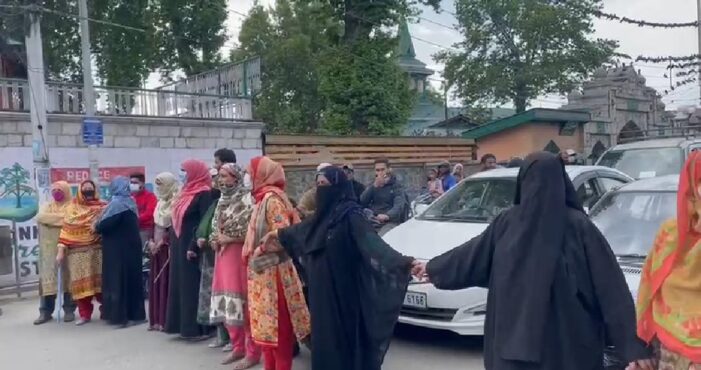Khawaja Bazar residents decry pesky power cuts, stage protest