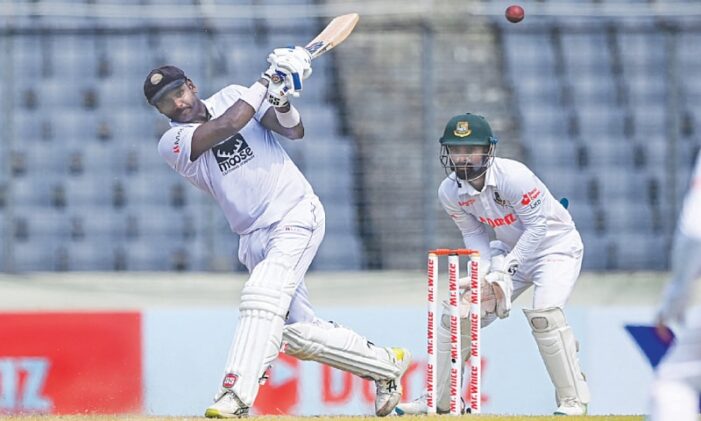 Bangladesh top order stumbles after Mathews, Chandimal hit tons