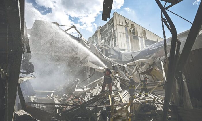 Russian forces close in on key Ukraine city in east