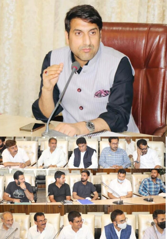 DC Srinagar reviews progress of major NHAI, PWD projects