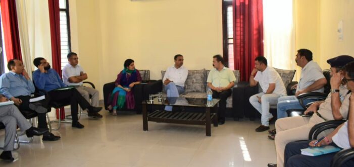 Div Com visits Katra, holds introductory meeting with PRIs, District Officers