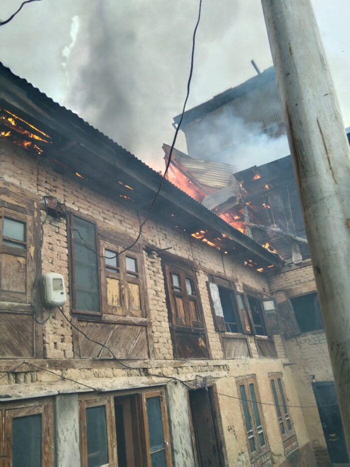 Anantnag: Fire Breaks Out in Malakhnag Residential Area