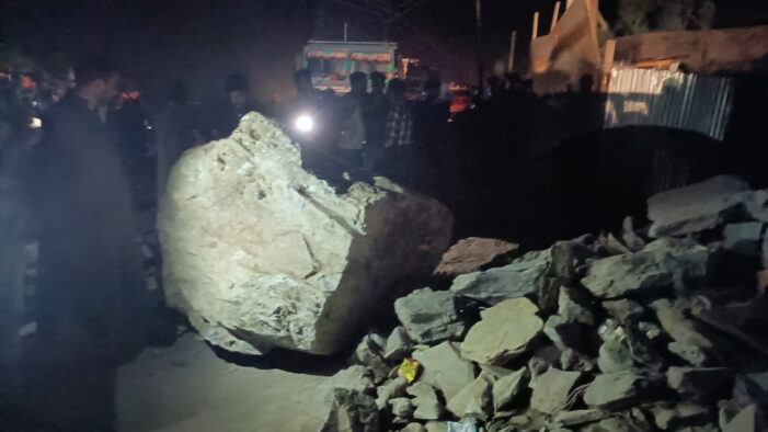 Rockslide blocks Srinagar-Leh highway, six families had a close shave