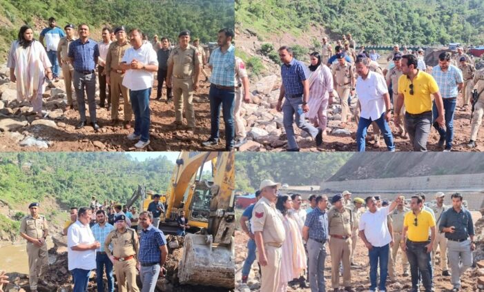 Div Com Jammu inspects restoration work on NH 44