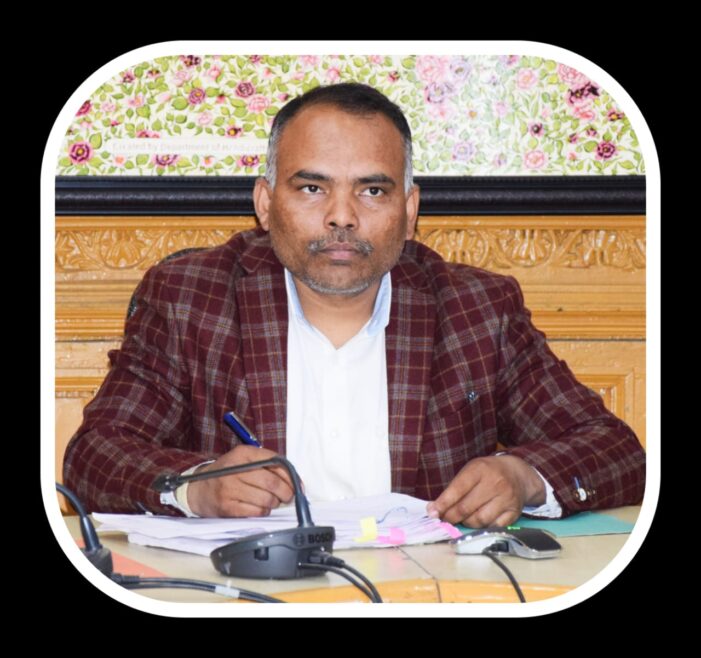Schools will remain open as long as heavy snow falls: Div Com Kashmir