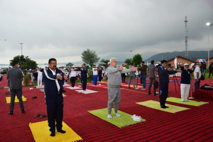 Lt Governor, Union MoS participate in International Day of Yoga celebrations at Dal Lake