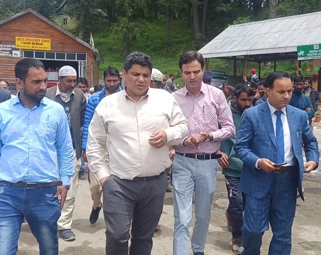 Tourism Secy. visits Gulmarg, inaugurates Pre paid counter for pony services