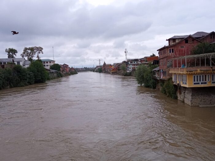 Jhelum touches flood-mark at Sangam, nears alarm level in Srinagar