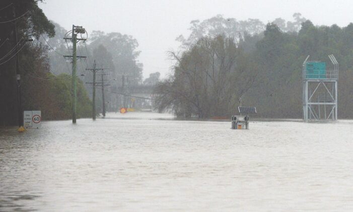 Thousands more flee as Sydney floods track north