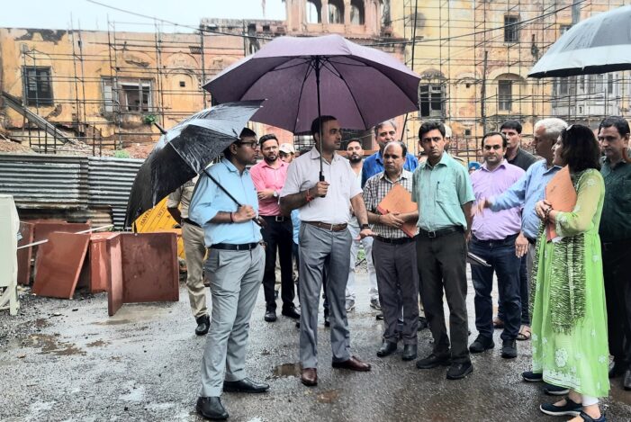 Div Com inspects conservation works at Mubarak Mandi Heritage complex