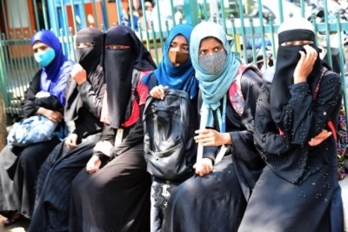 SC issues notice to Karnataka govt over pleas against HC order on Hijab issue