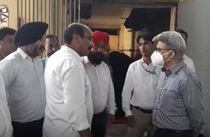 Atal Dulloo visits Mushroom, Floriculture sections of Directorate of Agriculture Kashmir