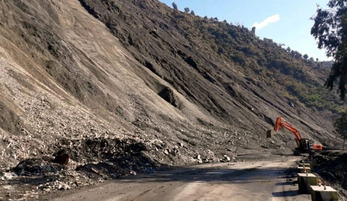 Jammu-Kashmir highway to remain shut for 4 hours daily till September 27 for undertaking repairs Jammu-Kashmir highway to remain shut for 4 hours daily till September 27 for undertaking repairs