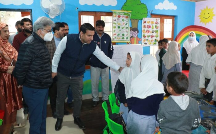 Atal Dulloo visits several areas of Fakir Gujri; takes stock of functioning of Patwar Khanna local PHC, Middle School, Ration Store