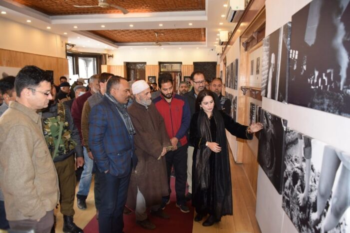 Div Com Kashmir inaugurates exhibition at Arts Emporium Srinagar