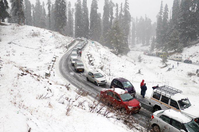 Razdan pass sees fresh snowfall, Gurez-Bandipora road stays open for traffic