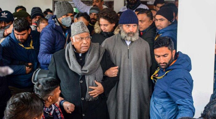 Rahul Gandhi Dons ‘Pheran’ To Ward Off Kashmir Chill