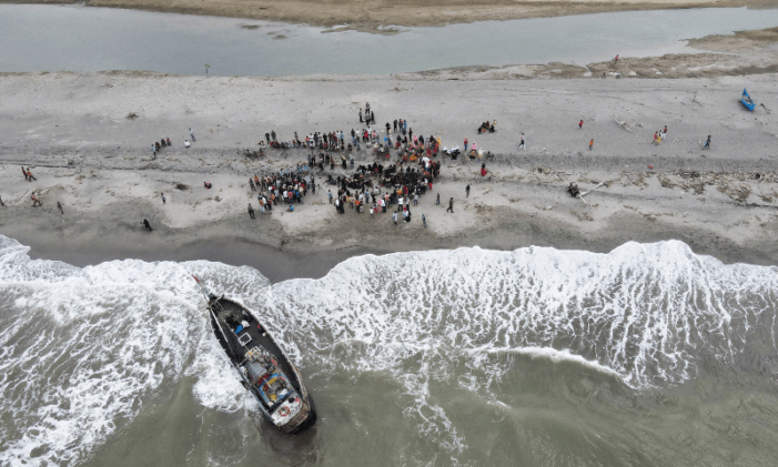 69 Rohingya refugees land on Indonesia’s west coast