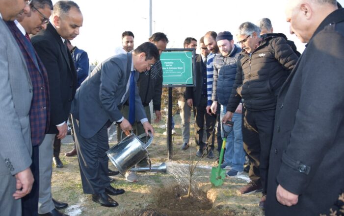 Chief Justice pays maiden visit to District Court Complex, Mominabad, Srinagar