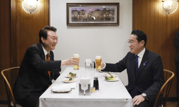 Japan, South Korea hail thaw after summit