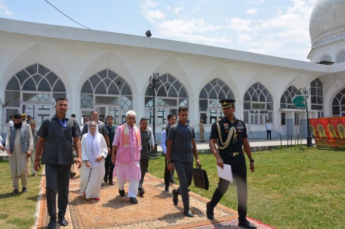 Lt Governor pays obeisance at the holy Hazratbal Shrine