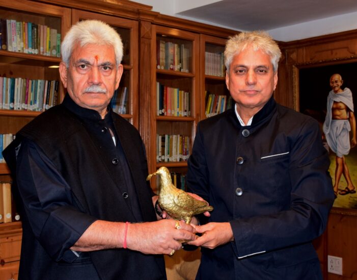 Renowned Artist & Painter KK Gandhi calls on Lt Governor