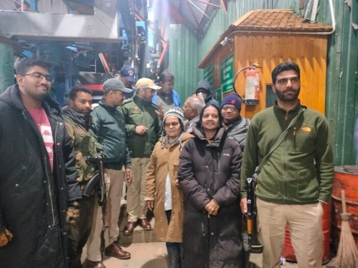250 tourists rescued from Affarwat Gulmarg:- Police