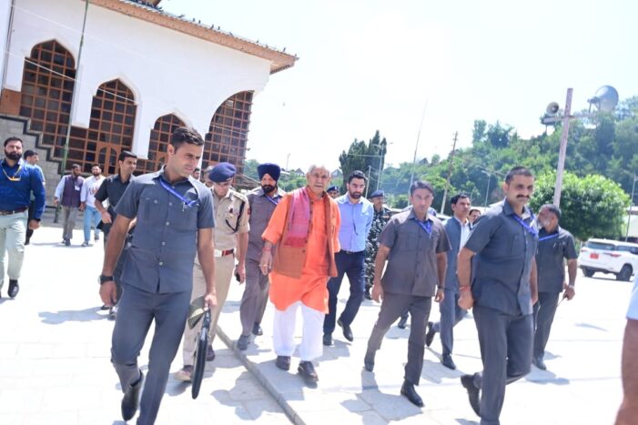 Lt Governor pays obeisance at Charar-e-Sharief shrine