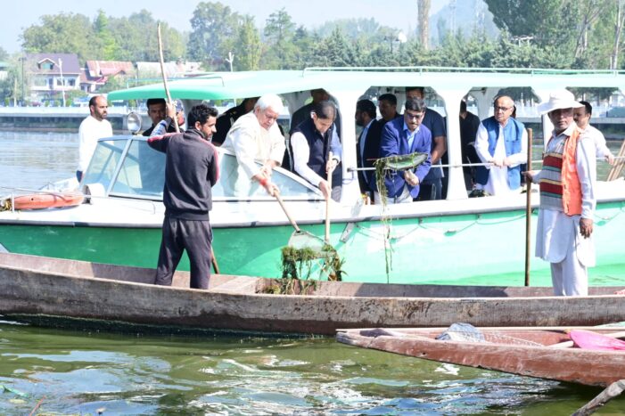 Lt Governor participates in One Hour of citizen-led shramdaan for Swachhata at Dal Lake