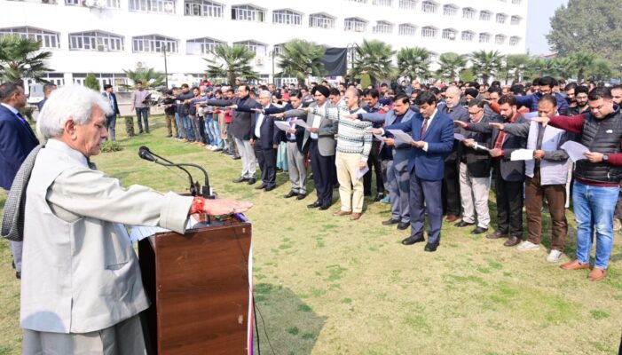 Lt Governor administers ‘Integrity Pledge’ to officers & staff of Raj Bhavan, Administrative Secretaries at Civil Secretariat