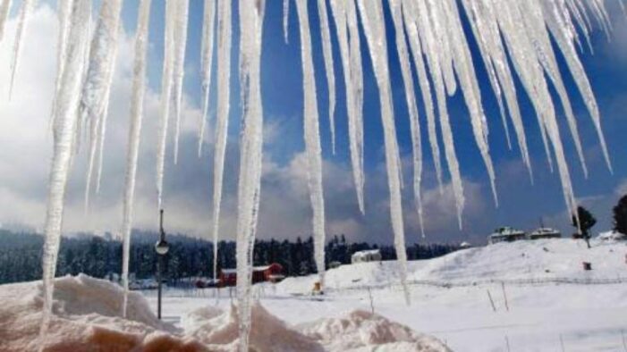 Severe cold in Kashmir; Pahalgam shivers at minus 11.0°C, Gulmarg at minus 10.5°C Severe cold in Kashmir; Pahalgam shivers at minus 11.0°C, Gulmarg at minus 10.5°C