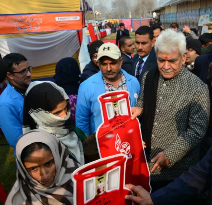Lt Governor joins Viksit Bharat Sankalp Yatra in Srinagar
