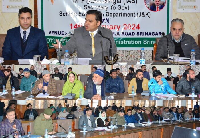 Dr Singla holds Public Darbar at Banquet Hall, Srinagar