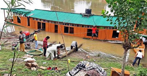 Gusty Winds: Tourism Dept, Houseboat Association Rescue, Transport Stranded Tourists From Houseboats