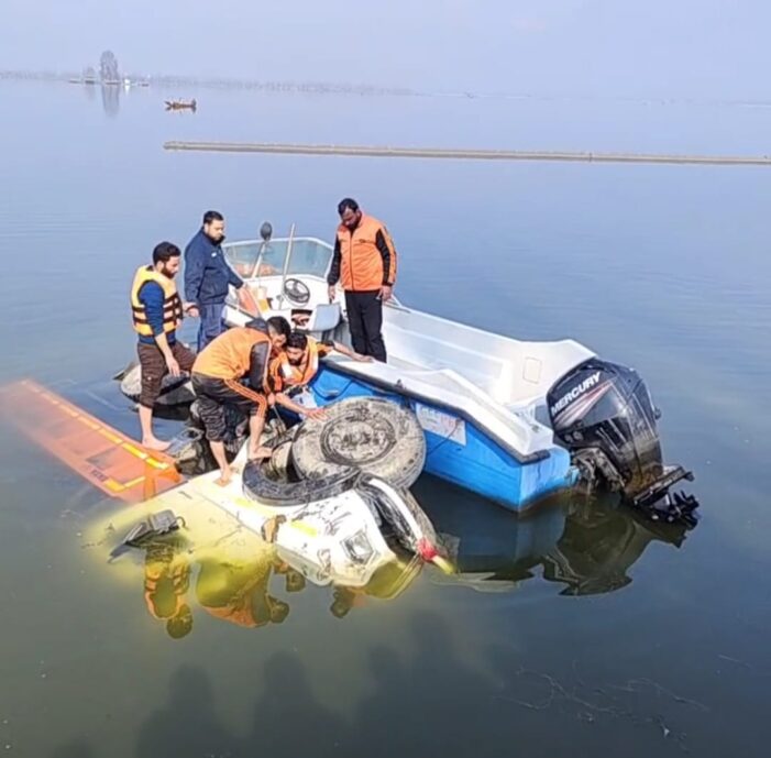 Driver Tariq Ahmad Khatana From Kangan dies as tipper plunges into Dal Lake srinagar