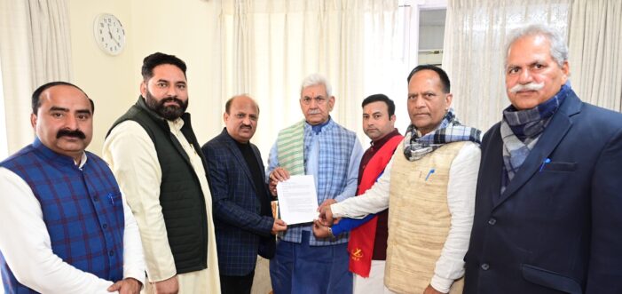 Delegation of ex-MLAs calls on Lt Governor; projects various issues of SC community