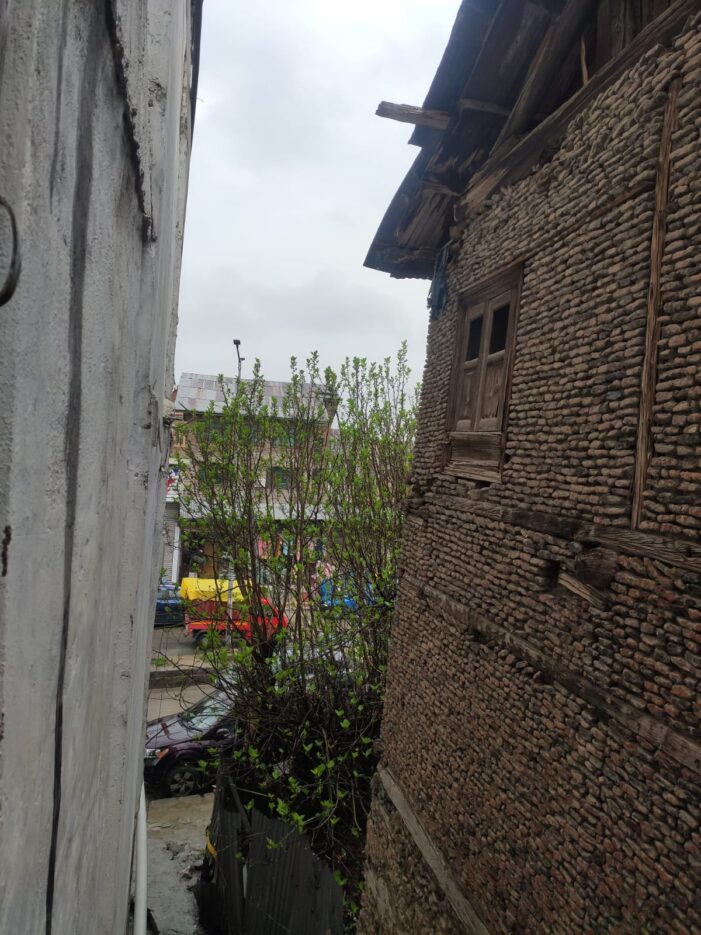 Rains continue as temperature drops in J&K Rains continue as temperature drops in J&K