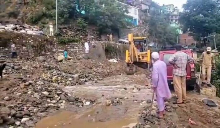 J&K | Flash Floods Hit Thathri Town, Disrupt Vehicular Traffic J&K | Flash Floods Hit Thathri Town, Disrupt Vehicular Traffic