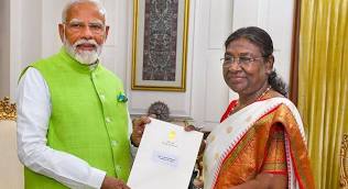 PM Modi tenders resignation to President Murmu