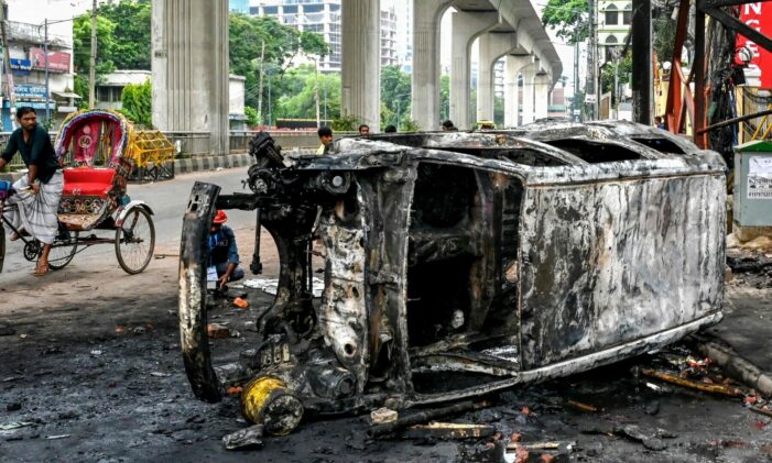 Bangladesh PM Sheikh Hasina flees as protesters storm palace; army chief expected to address nation Bangladesh PM Sheikh Hasina flees as protesters storm palace; army chief expected to address nation